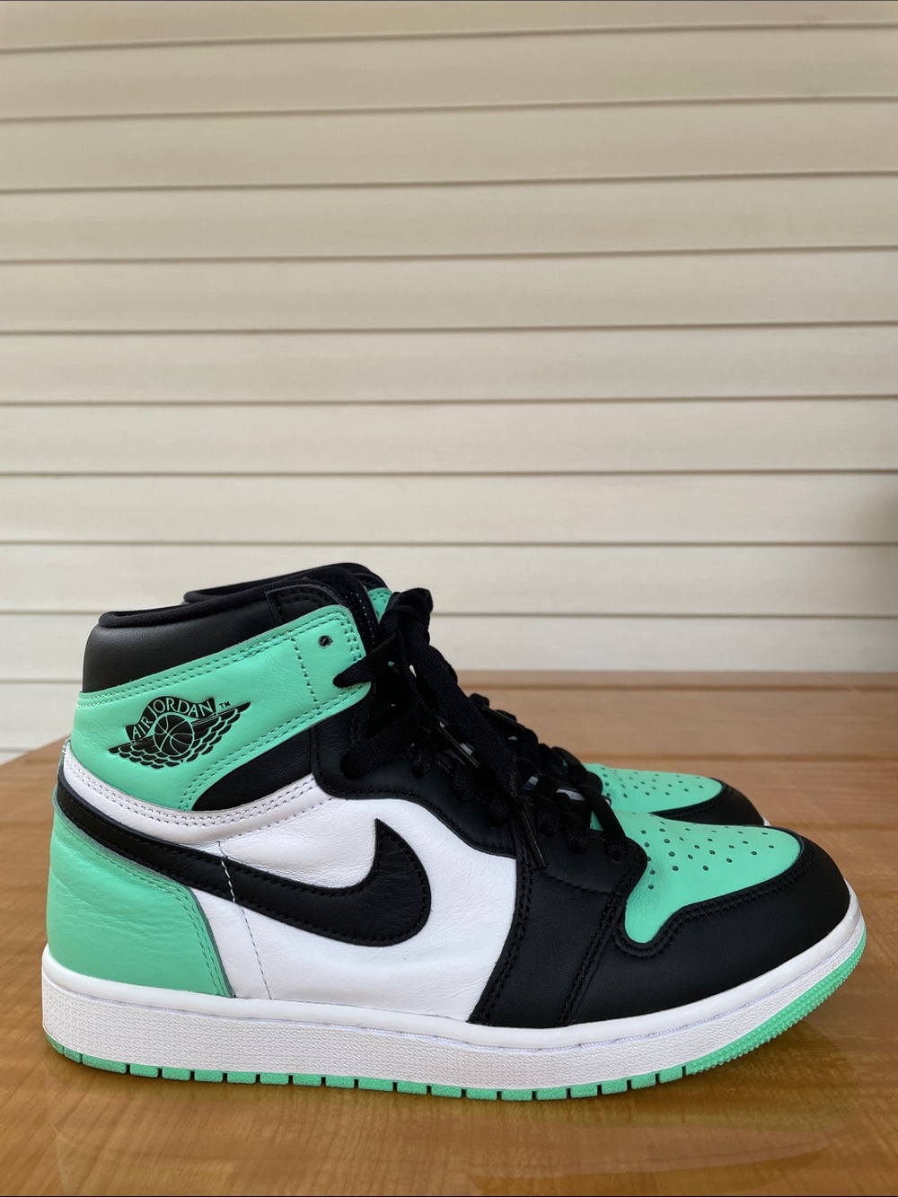 Air Jordan 1 Retro High Shoes OG Green
Glow Size 9.5 Men’s Sports Activewear NBA